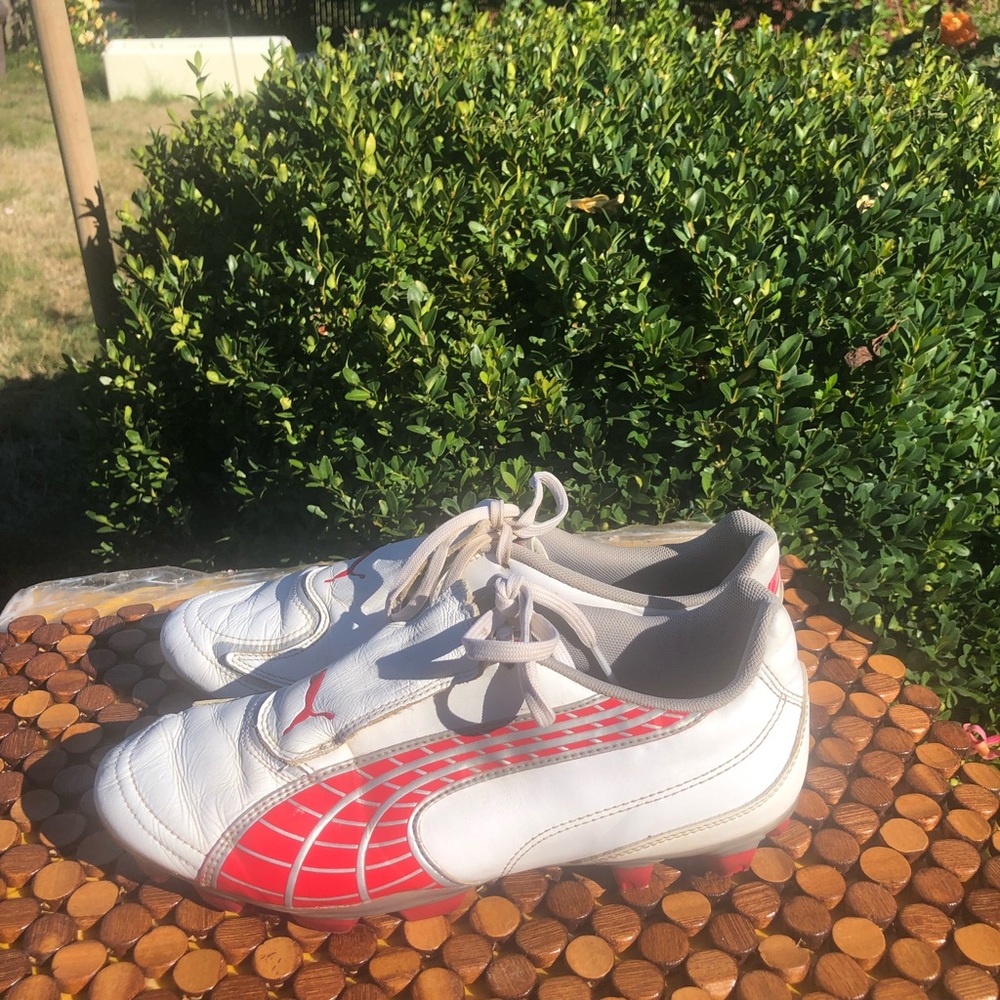 Puma V4.10 Women’s White and Red Genuine Leather Soccer Cleats Sz 8.5